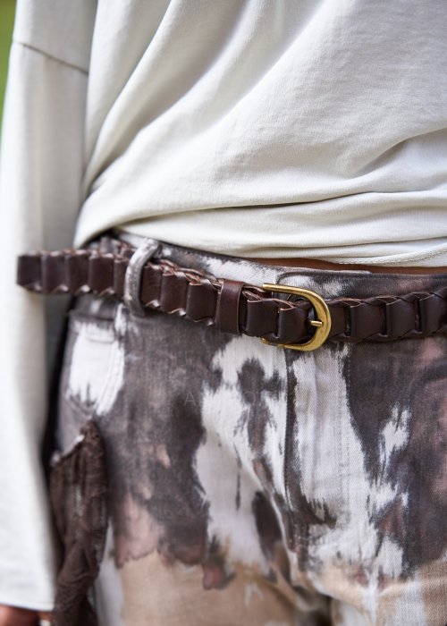 Stylowy pasek z naturalnej skóry wplecionej w efektowny splot, z solidną klamrą.