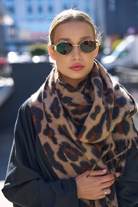 Stylowy szal w beżowo-czarne cętki z akcentami rudego brązu. Klasyczny zwierzęcy print, który nada charakteru każdej stylizacji.