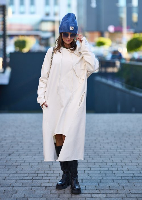 kremowa oversize sukienka z kapturem i kieszeniami, długa, z bawełny, w minimalistycznym stylu miejskim