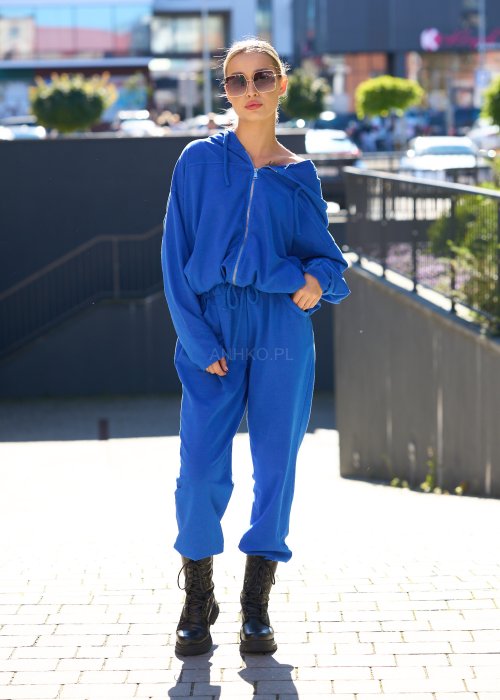 Niebieski komplet dresowy z bluzą na zamek i spodniami z gumką w pasie, o luźnym kroju oversize