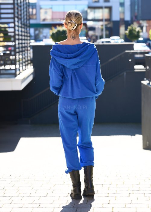 Niebieski komplet dresowy z bluzą na zamek i spodniami z gumką w pasie, o luźnym kroju oversize