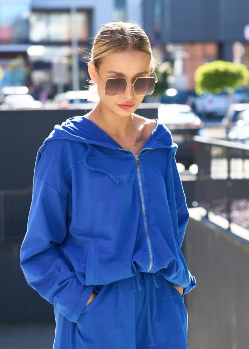 Niebieski komplet dresowy z bluzą na zamek i spodniami z gumką w pasie, o luźnym kroju oversize