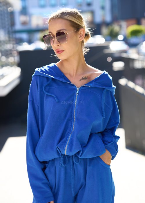 Niebieski komplet dresowy z bluzą na zamek i spodniami z gumką w pasie, o luźnym kroju oversize