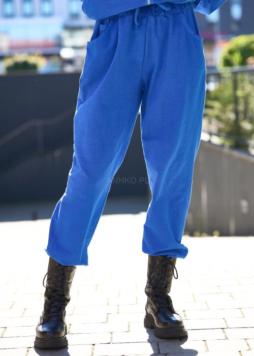 Niebieski komplet dresowy z bluzą na zamek i spodniami z gumką w pasie, o luźnym kroju oversize