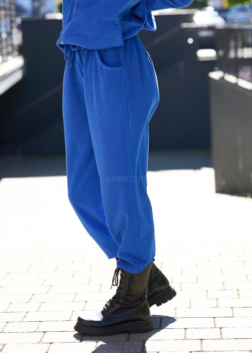 Niebieski komplet dresowy z bluzą na zamek i spodniami z gumką w pasie, o luźnym kroju oversize