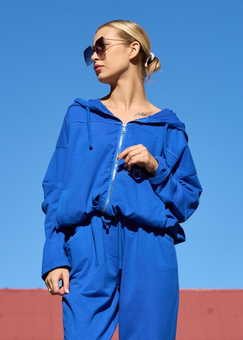 Niebieski komplet dresowy z bluzą na zamek i spodniami z gumką w pasie, o luźnym kroju oversize