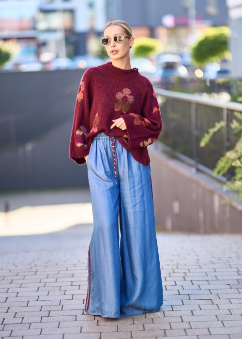 Niebieskie spodnie z lekkiego denimu o szerokich nogawkach, elastycznym pasie i ozdobnych lampasach w kolorze bordo