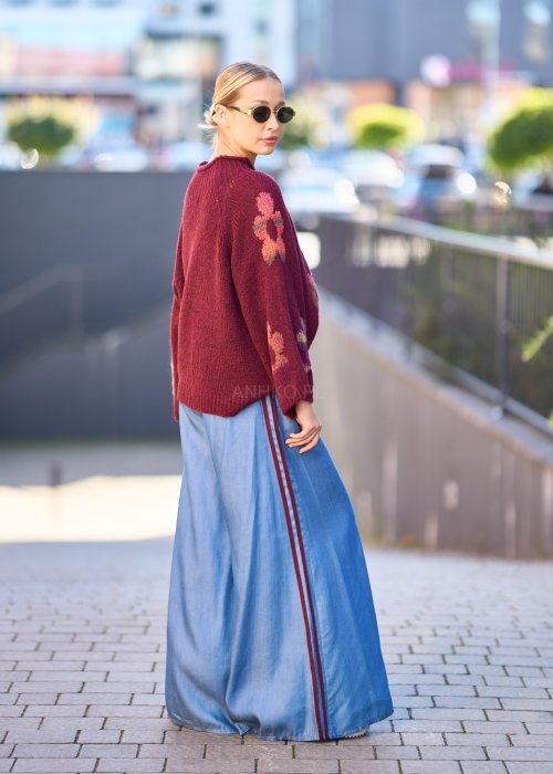 Niebieskie spodnie z lekkiego denimu o szerokich nogawkach, elastycznym pasie i ozdobnych lampasach w kolorze bordo