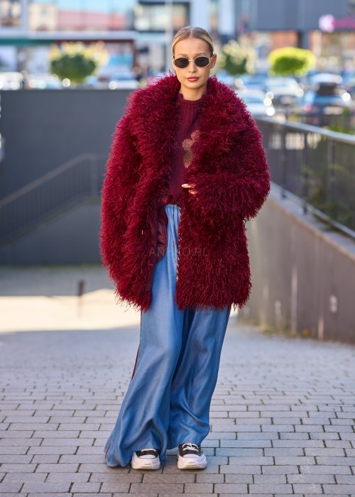 Niebieskie spodnie z lekkiego denimu o szerokich nogawkach, elastycznym pasie i ozdobnych lampasach w kolorze bordo
