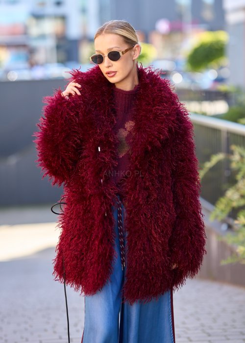 Bordowa kurtka z długim włosiem w stylu boho, o fasonie oversize, wykonana z miękkiego, puszystego materiału
