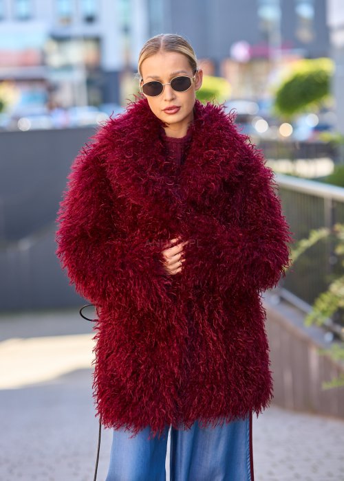 Bordowa kurtka z długim włosiem w stylu boho, o fasonie oversize, wykonana z miękkiego, puszystego materiału