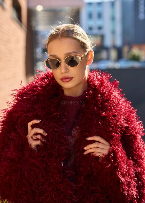 Bordowa kurtka z długim włosiem w stylu boho, o fasonie oversize, wykonana z miękkiego, puszystego materiału