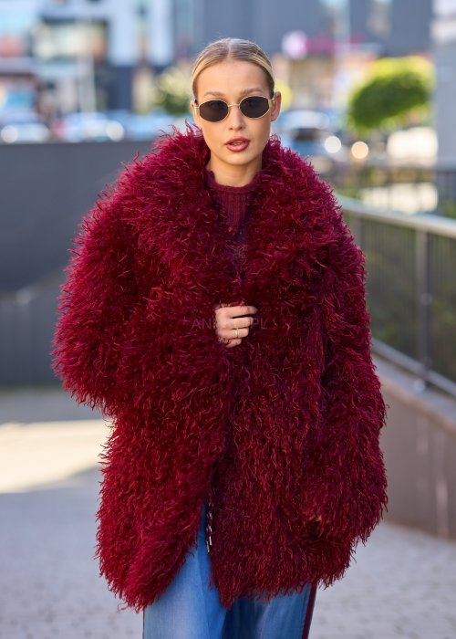 Bordowa kurtka z długim włosiem w stylu boho, o fasonie oversize, wykonana z miękkiego, puszystego materiału