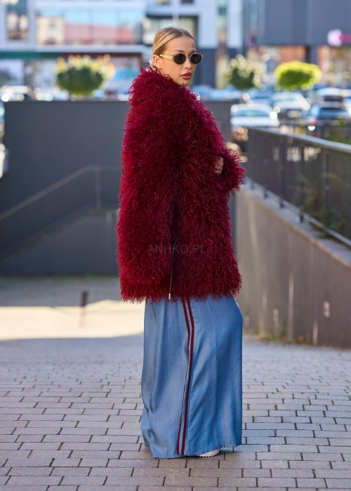 Bordowa kurtka z długim włosiem w stylu boho, o fasonie oversize, wykonana z miękkiego, puszystego materiału