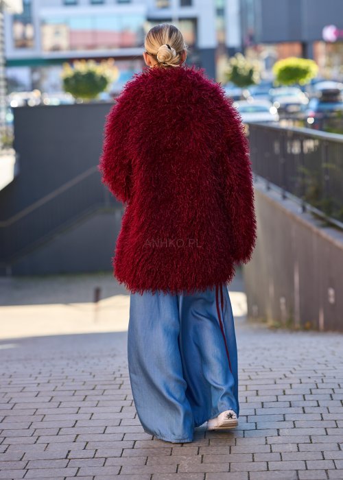 Bordowa kurtka z długim włosiem w stylu boho, o fasonie oversize, wykonana z miękkiego, puszystego materiału