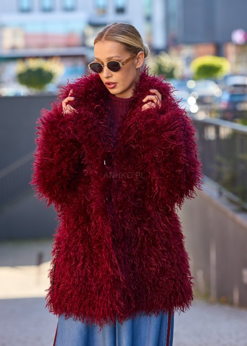 Bordowa kurtka z długim włosiem w stylu boho, o fasonie oversize, wykonana z miękkiego, puszystego materiału