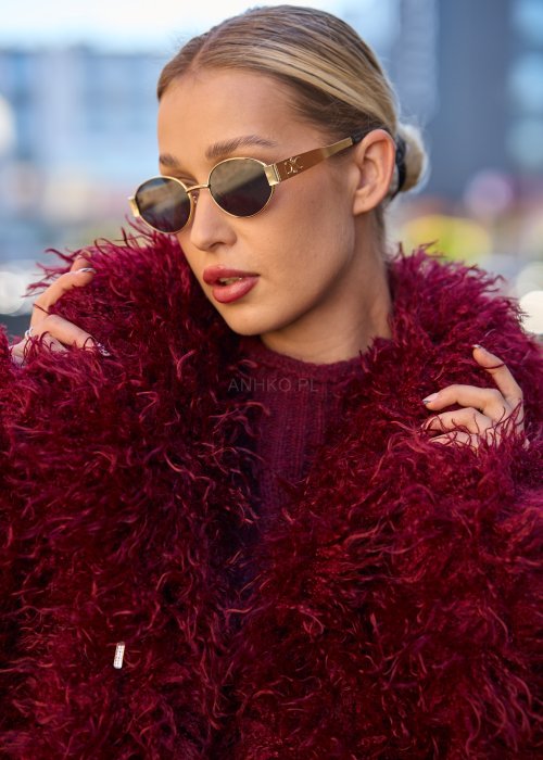 Bordowa kurtka z długim włosiem w stylu boho, o fasonie oversize, wykonana z miękkiego, puszystego materiału