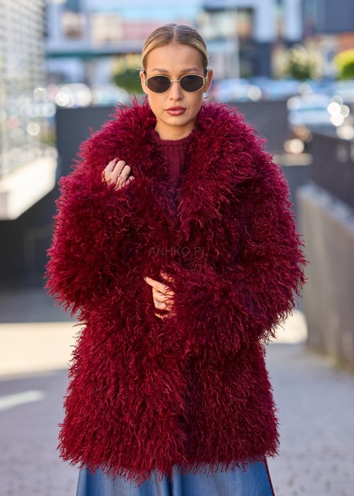 Bordowa kurtka z długim włosiem w stylu boho, o fasonie oversize, wykonana z miękkiego, puszystego materiału