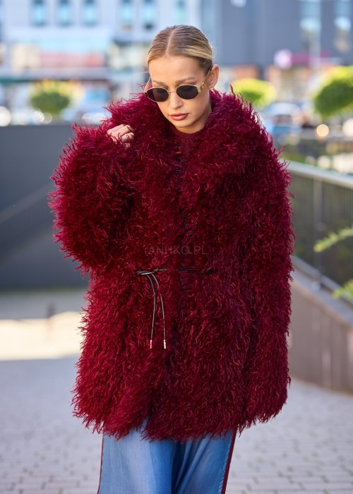 Bordowa kurtka z długim włosiem w stylu boho, o fasonie oversize, wykonana z miękkiego, puszystego materiału