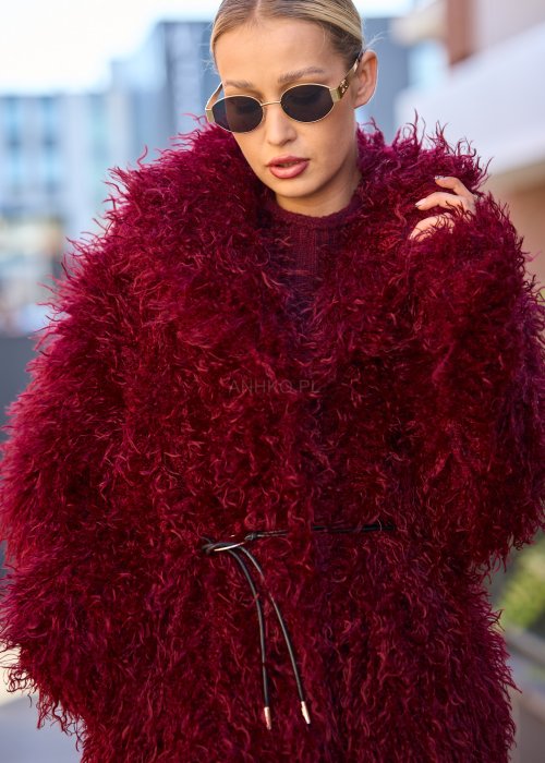 Bordowa kurtka z długim włosiem w stylu boho, o fasonie oversize, wykonana z miękkiego, puszystego materiału