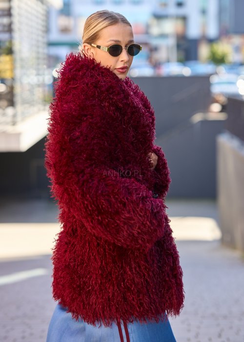Bordowa kurtka z długim włosiem w stylu boho, o fasonie oversize, wykonana z miękkiego, puszystego materiału
