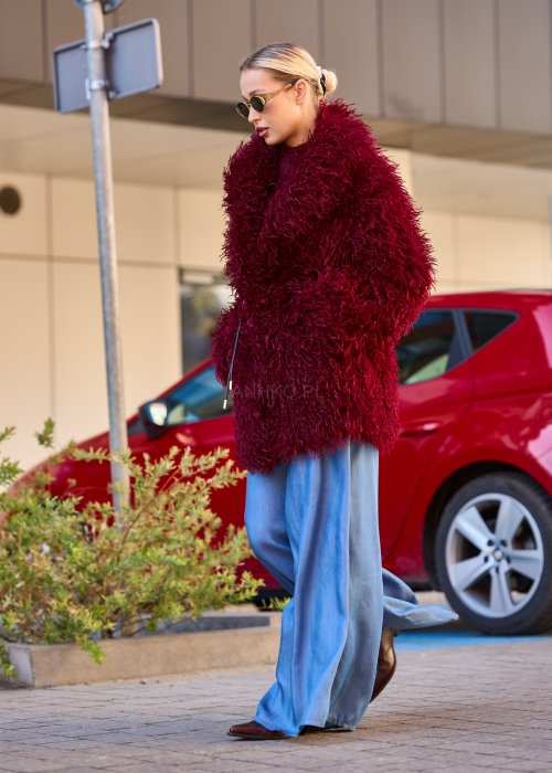 Bordowa kurtka z długim włosiem w stylu boho, o fasonie oversize, wykonana z miękkiego, puszystego materiału