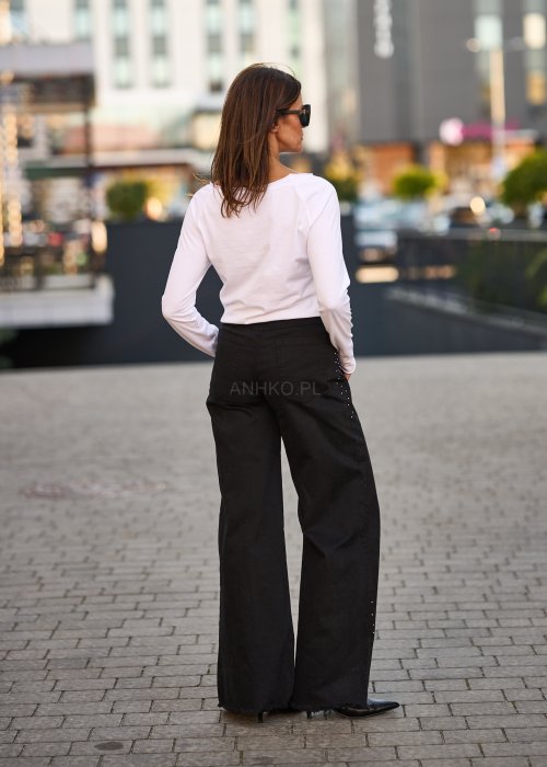 Biała bluzka z długim rękawem o prostym, klasycznym kroju. Minimalistyczny fason sprawia, że świetnie sprawdza się jako baza do różnych stylizacji