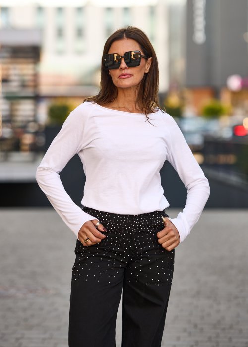 Biała bluzka z długim rękawem o prostym, klasycznym kroju. Minimalistyczny fason sprawia, że świetnie sprawdza się jako baza do różnych stylizacji