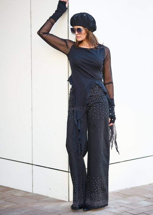 Czarna bluzka z siateczkowymi rękawami i asymetrycznym dołem w stylu boho, idealna do wieczorowych stylizacji