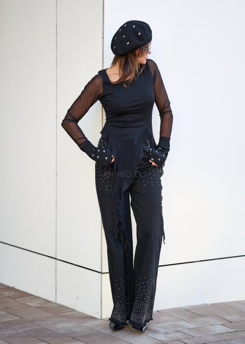 Czarna bluzka z siateczkowymi rękawami i asymetrycznym dołem w stylu boho, idealna do wieczorowych stylizacji