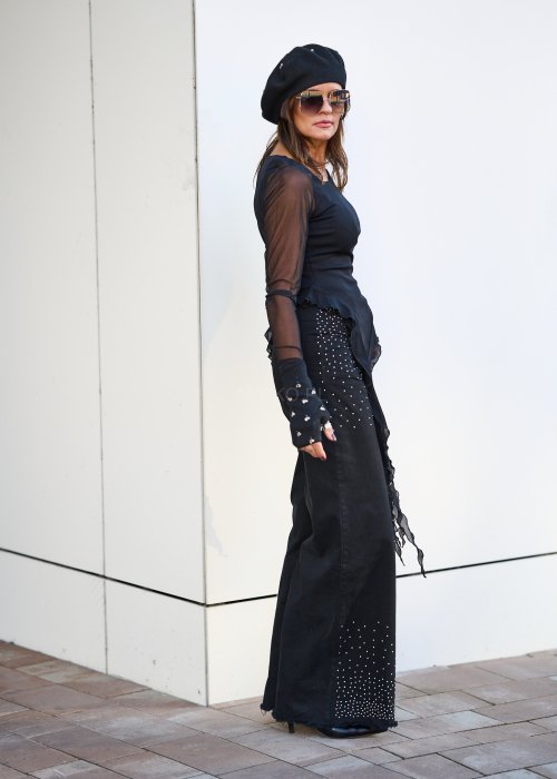 Czarna bluzka z siateczkowymi rękawami i asymetrycznym dołem w stylu boho, idealna do wieczorowych stylizacji