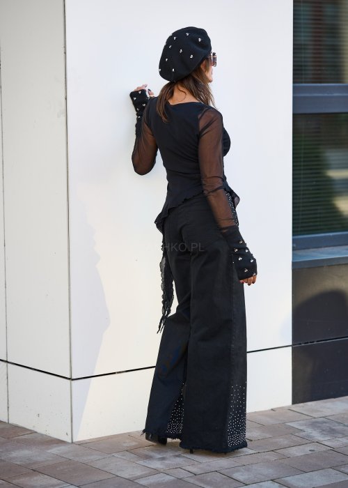 Czarna bluzka z siateczkowymi rękawami i asymetrycznym dołem w stylu boho, idealna do wieczorowych stylizacji