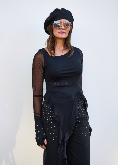 Czarna bluzka z siateczkowymi rękawami i asymetrycznym dołem w stylu boho, idealna do wieczorowych stylizacji