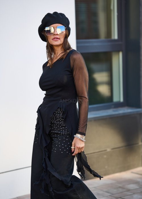 Czarna bluzka z siateczkowymi rękawami i asymetrycznym dołem w stylu boho, idealna do wieczorowych stylizacji