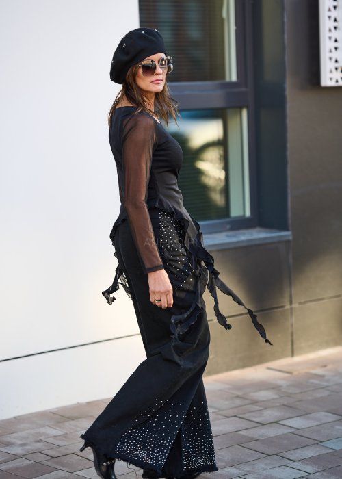 Czarna bluzka z siateczkowymi rękawami i asymetrycznym dołem w stylu boho, idealna do wieczorowych stylizacji