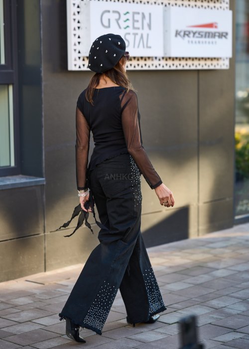 Czarna bluzka z siateczkowymi rękawami i asymetrycznym dołem w stylu boho, idealna do wieczorowych stylizacji