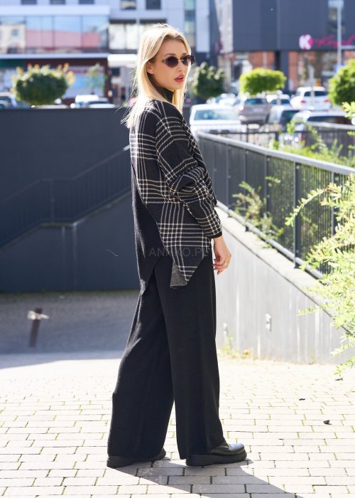 Stylizacja w eleganckiej, czarno-białej tonacji, idealna na chłodniejsze dni.