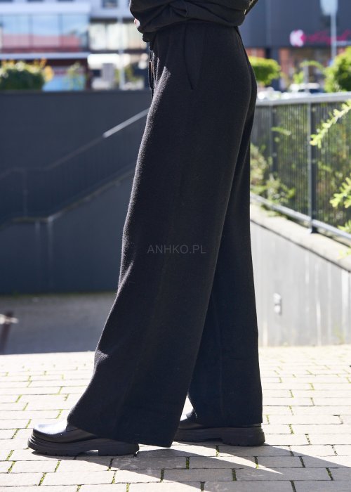 Stylizacja w eleganckiej, czarno-białej tonacji, idealna na chłodniejsze dni.