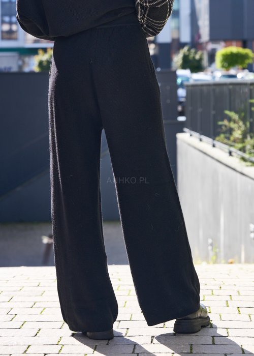 Stylizacja w eleganckiej, czarno-białej tonacji, idealna na chłodniejsze dni.