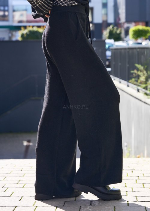 Stylizacja w eleganckiej, czarno-białej tonacji, idealna na chłodniejsze dni.