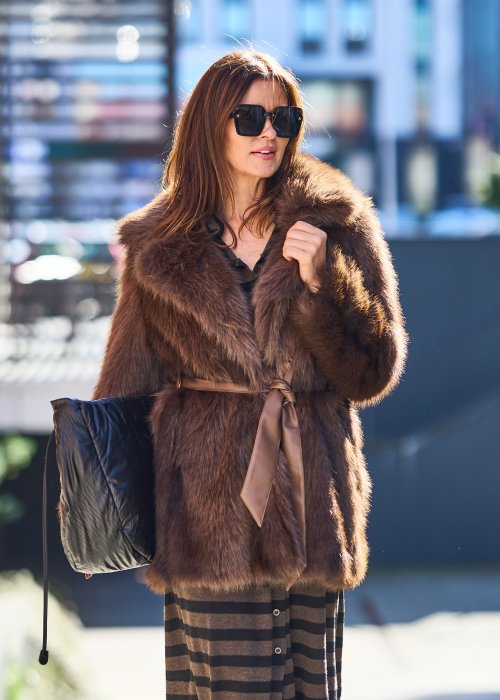 Stylowe brązowe futro sztuczne o klasycznym kroju, z wiązaniem w talii satynową wstążką