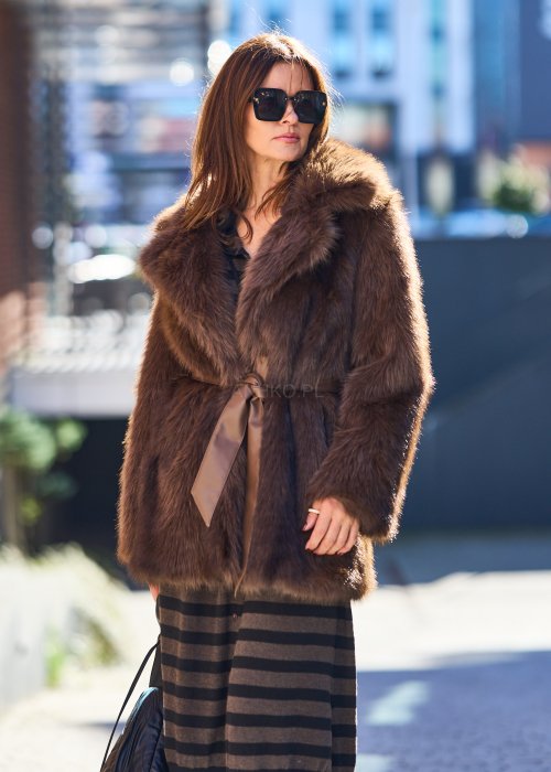 Stylowe brązowe futro sztuczne o klasycznym kroju, z wiązaniem w talii satynową wstążką