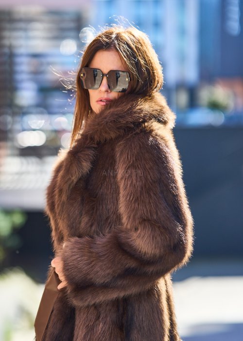 Stylowe brązowe futro sztuczne o klasycznym kroju, z wiązaniem w talii satynową wstążką