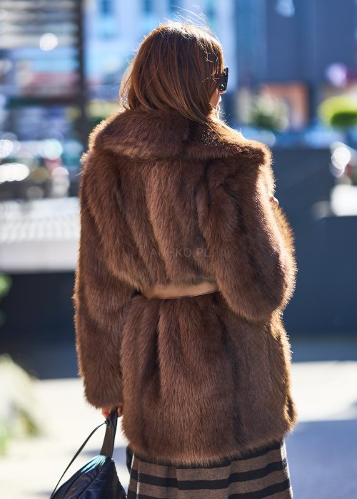 Stylowe brązowe futro sztuczne o klasycznym kroju, z wiązaniem w talii satynową wstążką