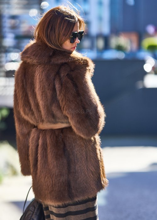 Stylowe brązowe futro sztuczne o klasycznym kroju, z wiązaniem w talii satynową wstążką