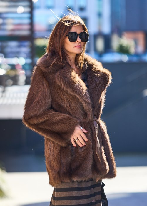Stylowe brązowe futro sztuczne o klasycznym kroju, z wiązaniem w talii satynową wstążką