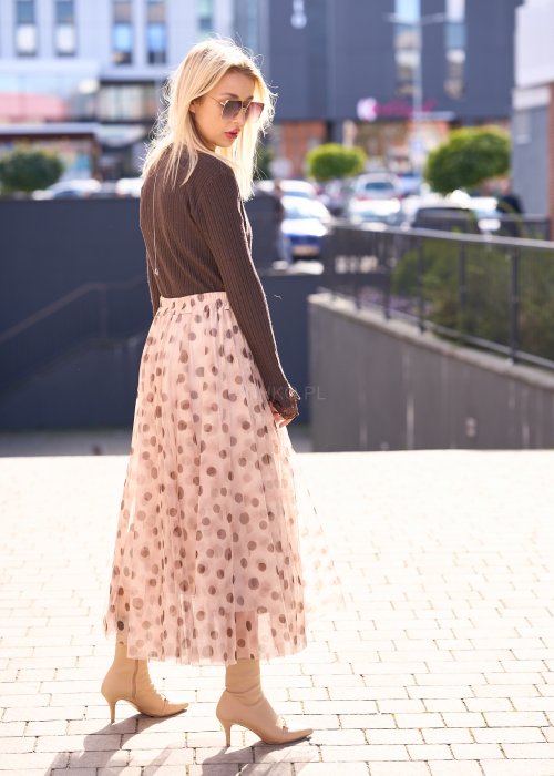 Zwiewna, tiulowa spódnica midi w delikatnym beżowym odcieniu, ozdobiona dużym wzorem w kropki