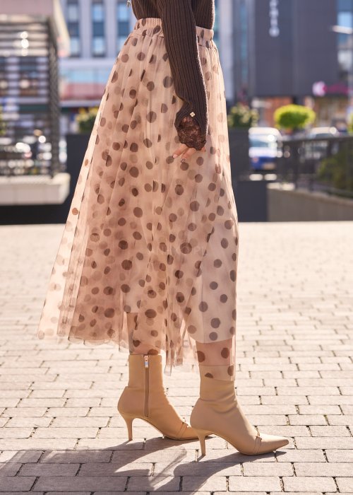 Zwiewna, tiulowa spódnica midi w delikatnym beżowym odcieniu, ozdobiona dużym wzorem w kropki