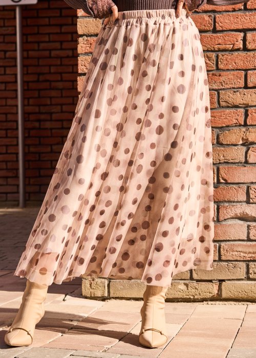 Zwiewna, tiulowa spódnica midi w delikatnym beżowym odcieniu, ozdobiona dużym wzorem w kropki