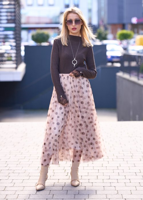 Zwiewna, tiulowa spódnica midi w delikatnym beżowym odcieniu, ozdobiona dużym wzorem w kropki